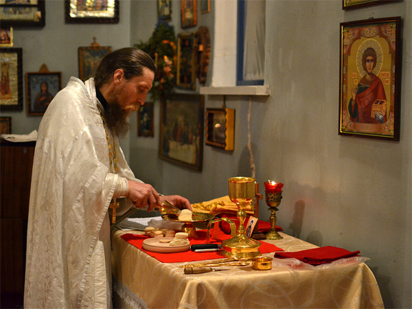 Z jakich części składa się boska liturgia?