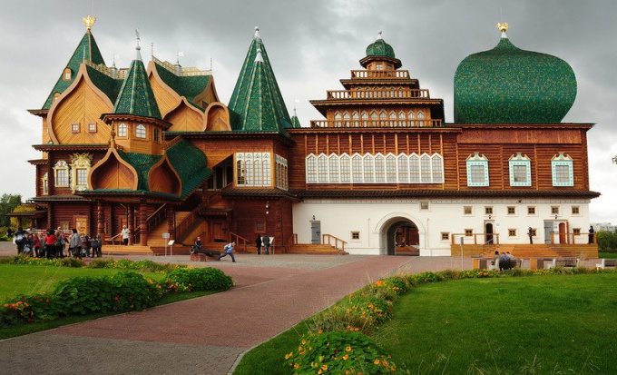 Museum-Estate Kolomenskoye staje się popularnym miejscem podczas jesiennych wakacji