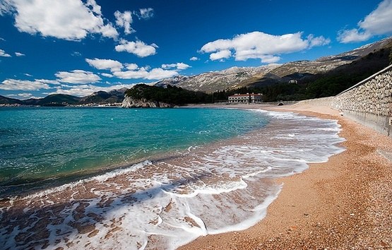 Wybrzeże Czarnogóry w sezonie plażowym